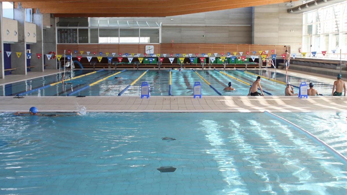 Interior de la piscina municipal de Roses.