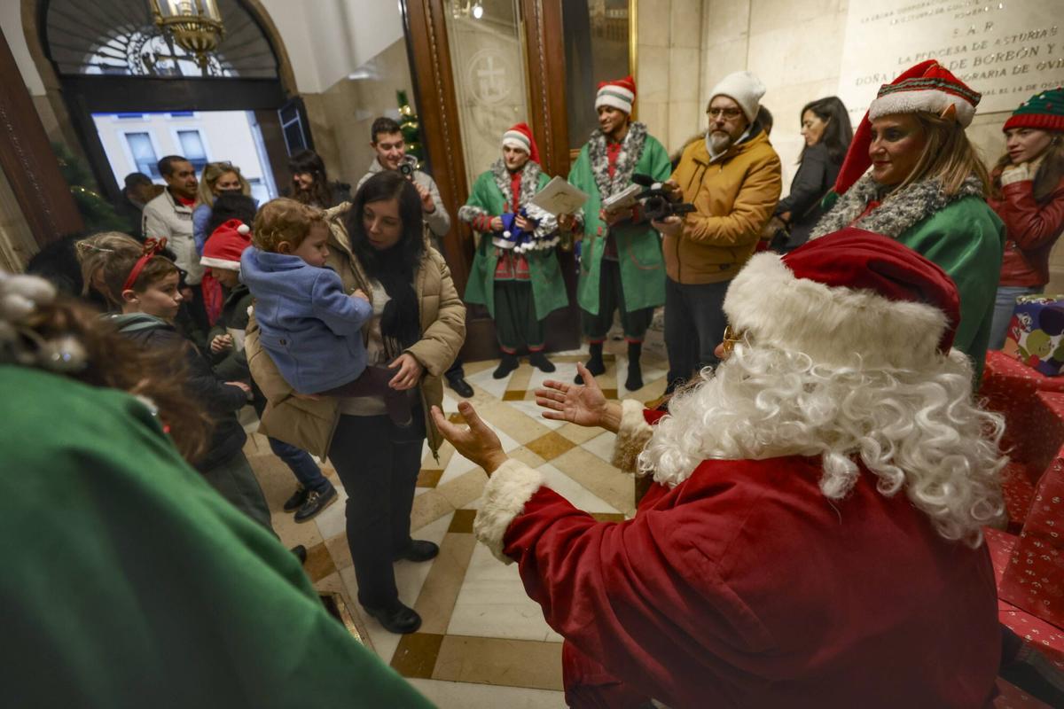 Papá Noel recibe a los niños en el Ayuntamiento de Oviedo tras suspenderse la Cabalgata