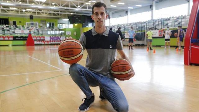 Sergio González, coordinador y entrenador del Seis do Nadal, ayer en Navia. |  // R. GROBAS
