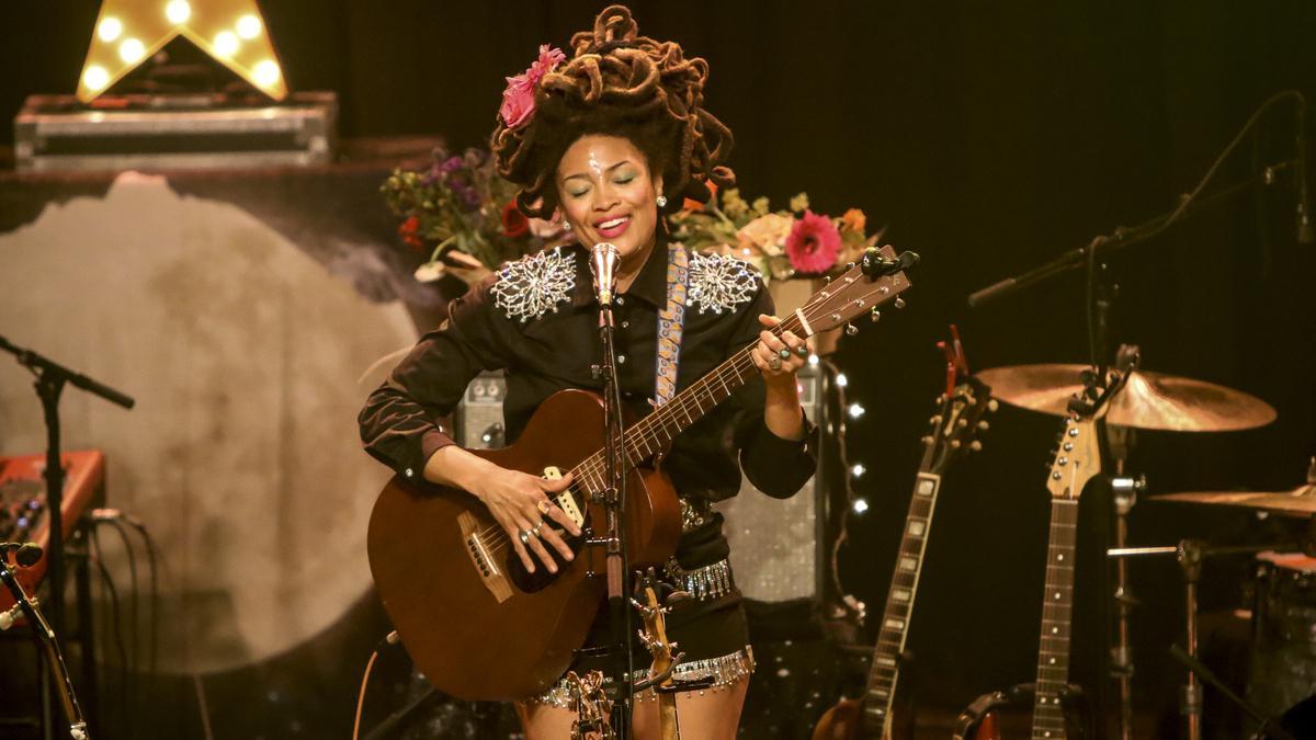 Valerie June durante un concierto