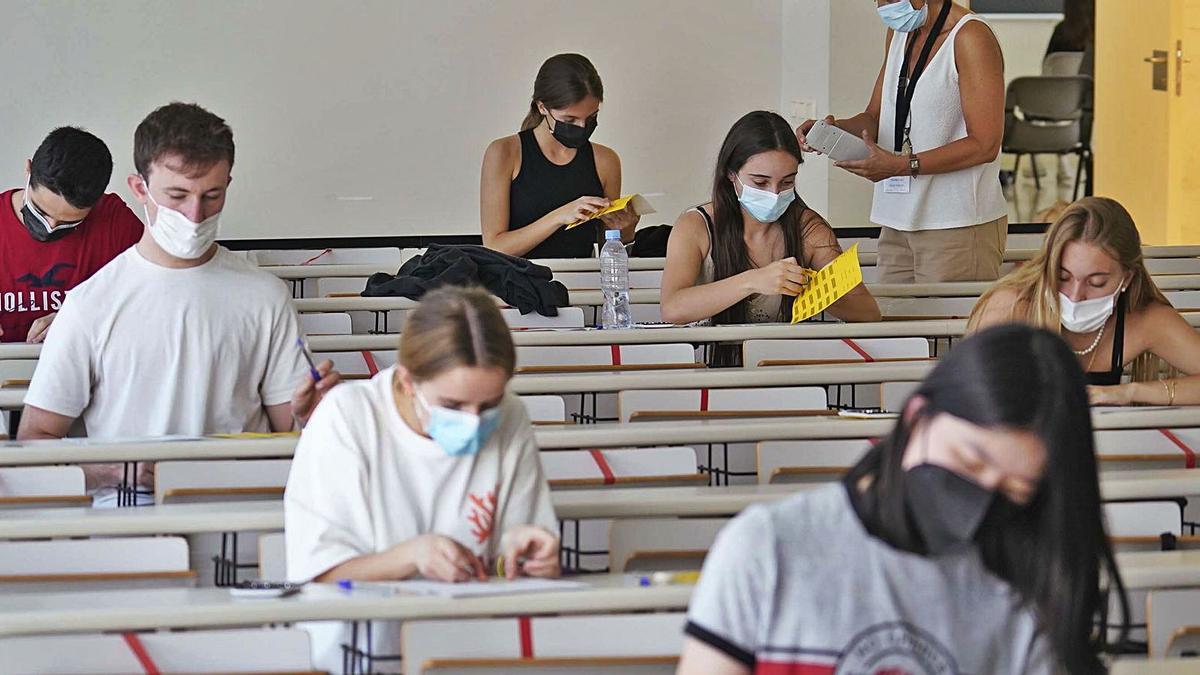 Instants abans de començar un dels exàmens de la selectivitat ahir a la Facultat de Dret de la  Universitat de Girona.  | MARC MARTÍ