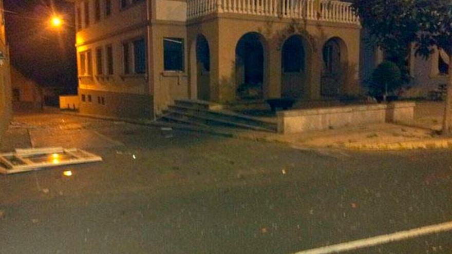 Una explosión causa importantes daños en el Ayuntamiento de Baralla, en Lugo