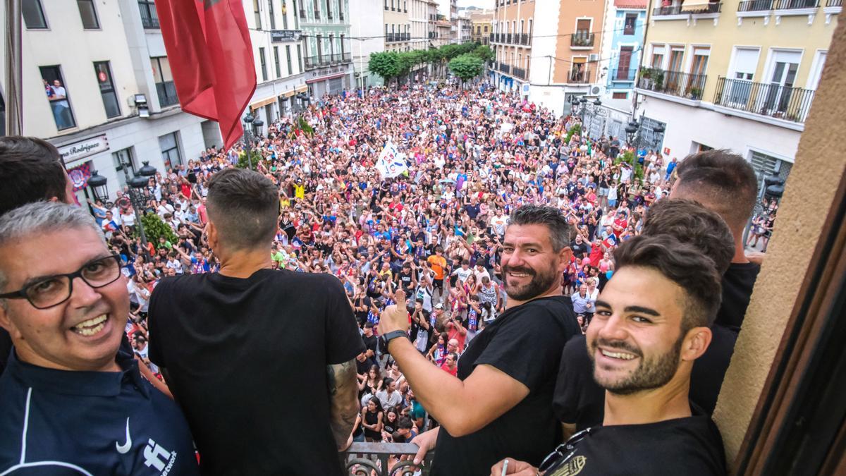 Más de 2.500 personas participaron en la fiesta del ascenso del Eldense a Segunda División.