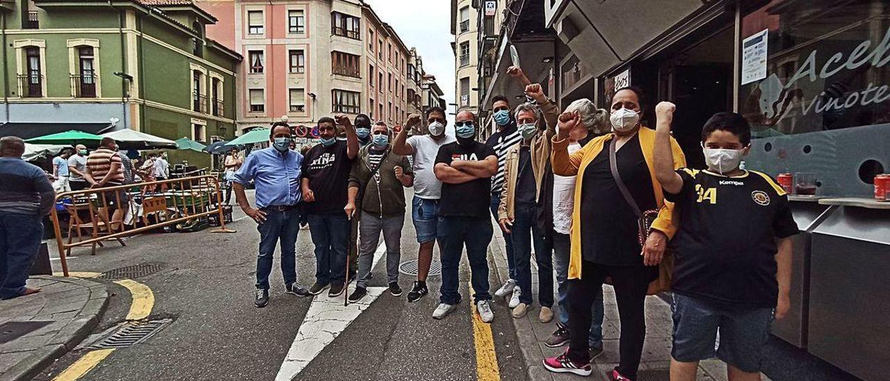 Los titulares de los puestos de venta afectados, ayer, en el mercado de Grado.