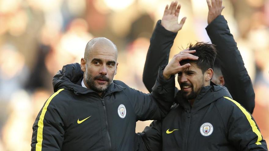 Guardiola y Nolito, felices tras una victoria del Manchester City sobre el Burnley.