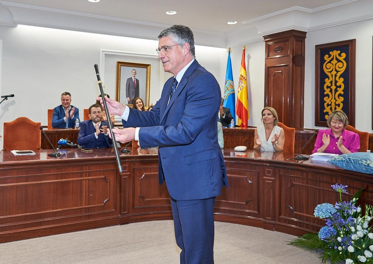 José Alberto Armijo con el bastón de mando del Ayuntamiento de Nerja.