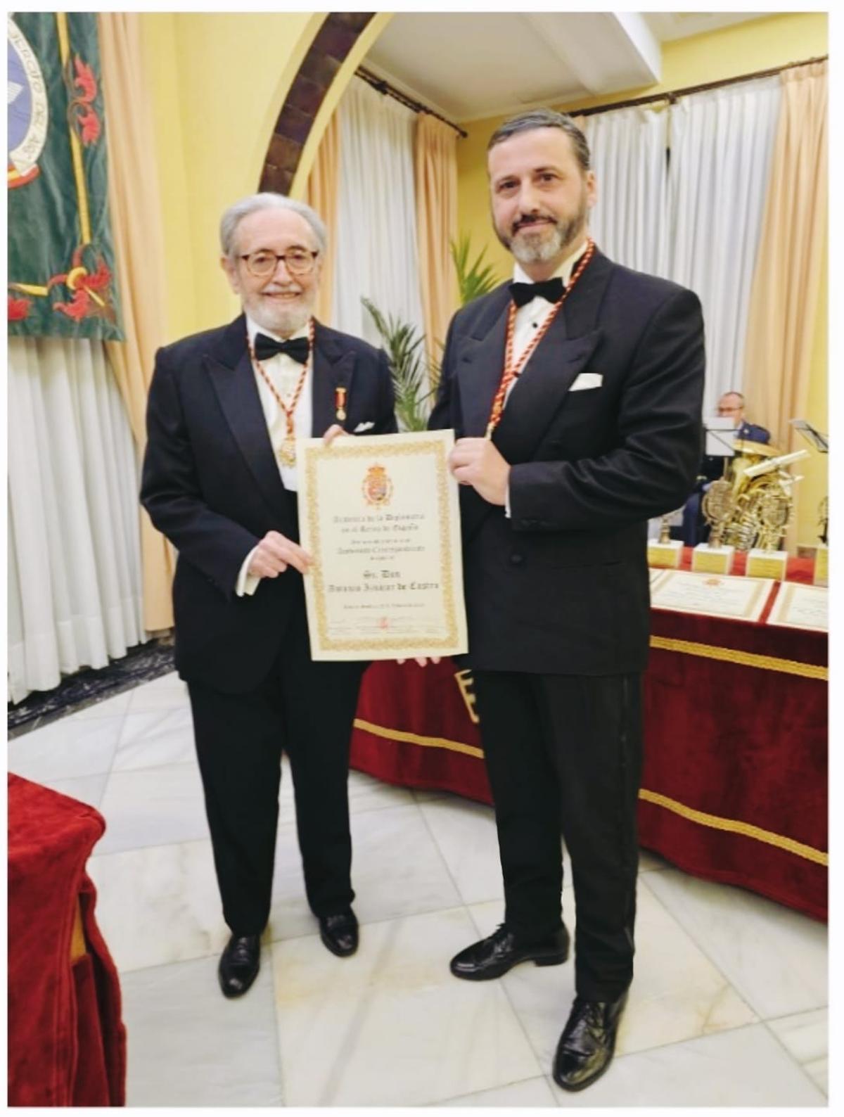 Antonio Iznájar de Castro (a la derecha), académico de la Academia de la Diplomacia del Reino de España.