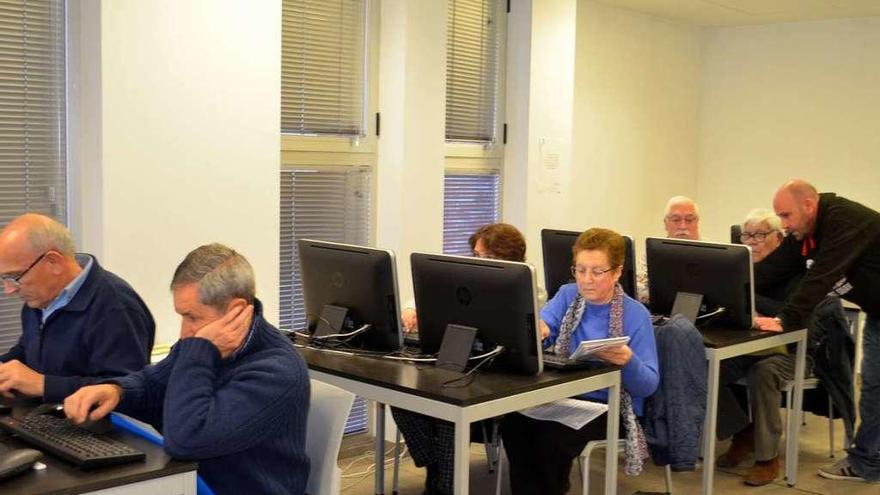 Participantes en unas de las actividades más demandadas, la de uso del ordenador e Internet.