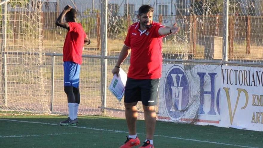 Sebas Gil y Álex Herrera siguen en el Don Benito con Juan García