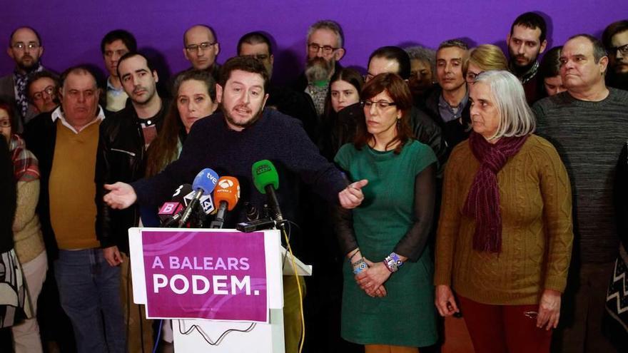 Alberto Jarabo, ayer, rodeado de militantes para exigir a la presidenta del Parlamento que devuelva su acta.