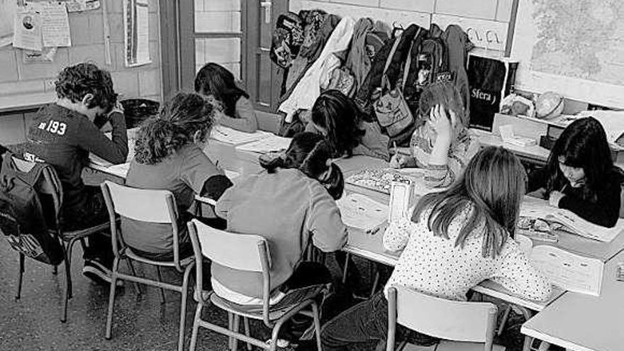 Alumnos realizando tareas durante una clase.  // Víctor Echave