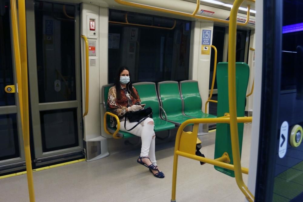 Medidas de seguridad y reparto de mascarillas en el metro de Málaga.