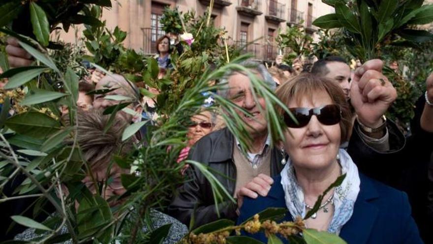 Avilesinos portando ramos el pasado domingo para su bendición.