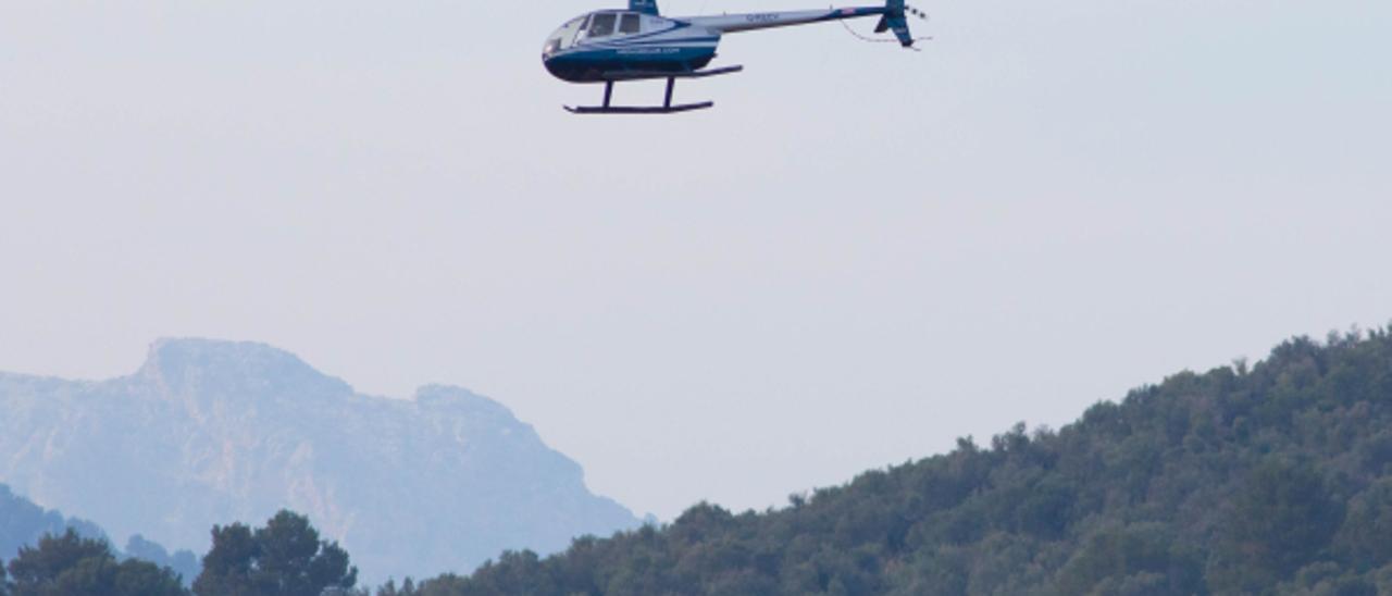 Un helicóptero sobrevuela una zona natural de Mallorca.