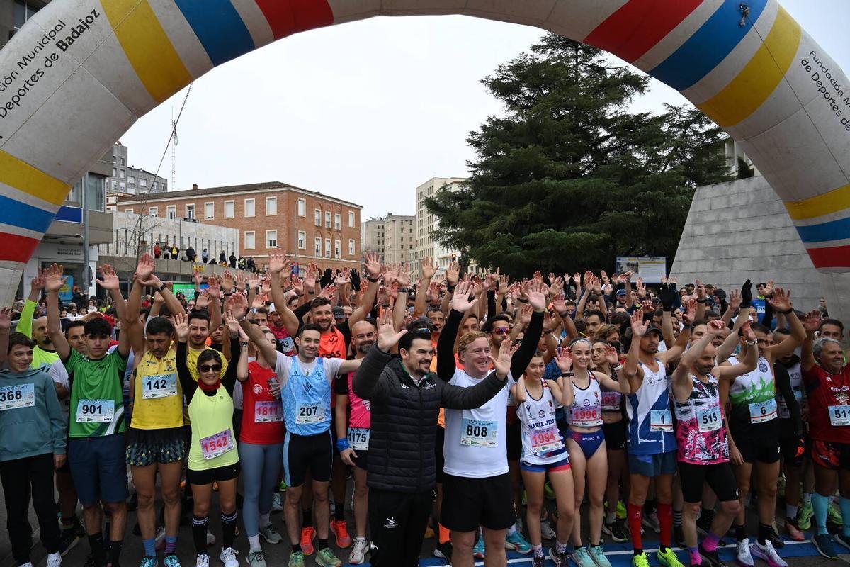 Participantes, en la salida de la Vuelta al Baluarte en la última edición.