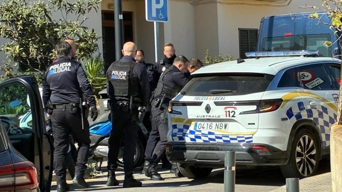 Imagen de archivo de la Policía Local apresando a un agresor.