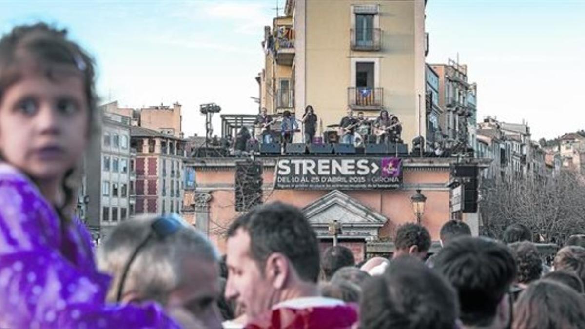 Sopa de Cabra, durante su concierto en el tejado de la Oficina de Turismo de Girona, ayer.