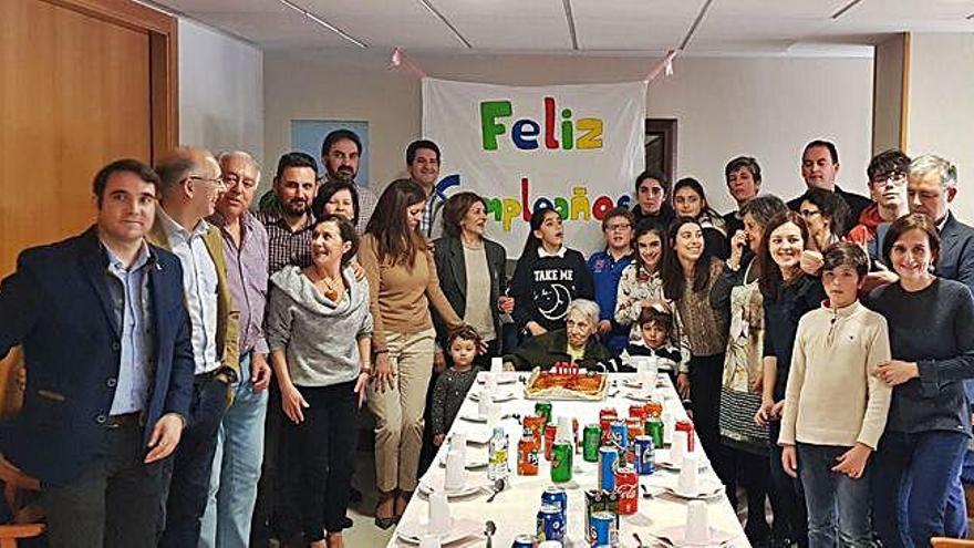 La familia de Manuela Pérez Raposo la acompaña en su cumpleaños.