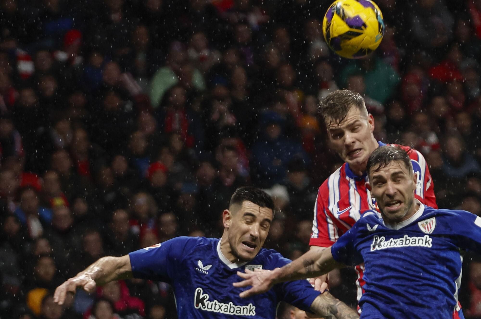 MADRID, 01/03/2025.- El delantero noruego del Atlético Alexander Sørloth (arriba) ante la defensa del Athletic durante el partido de LaLiga de fútbol que Atlético de Madrid y Athletic Club disputan este sábado en el estadio Metropolitano. EFE/ Sergio Pérez