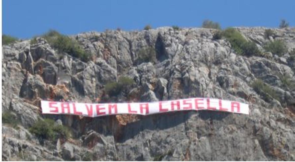 Pancarta desplegada contra el PAI que se proyectó en el valle de la Casella en los años del "boom" inmobiliario.