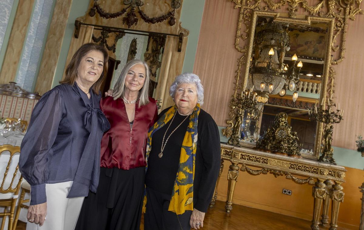 La tesorera del Real Liceo Casino de Alicante, Mari Carmen Jiménez, la presidenta, Sara cortés, y la vocal contadora, Maria José Gallego, en el Salón Imperio.