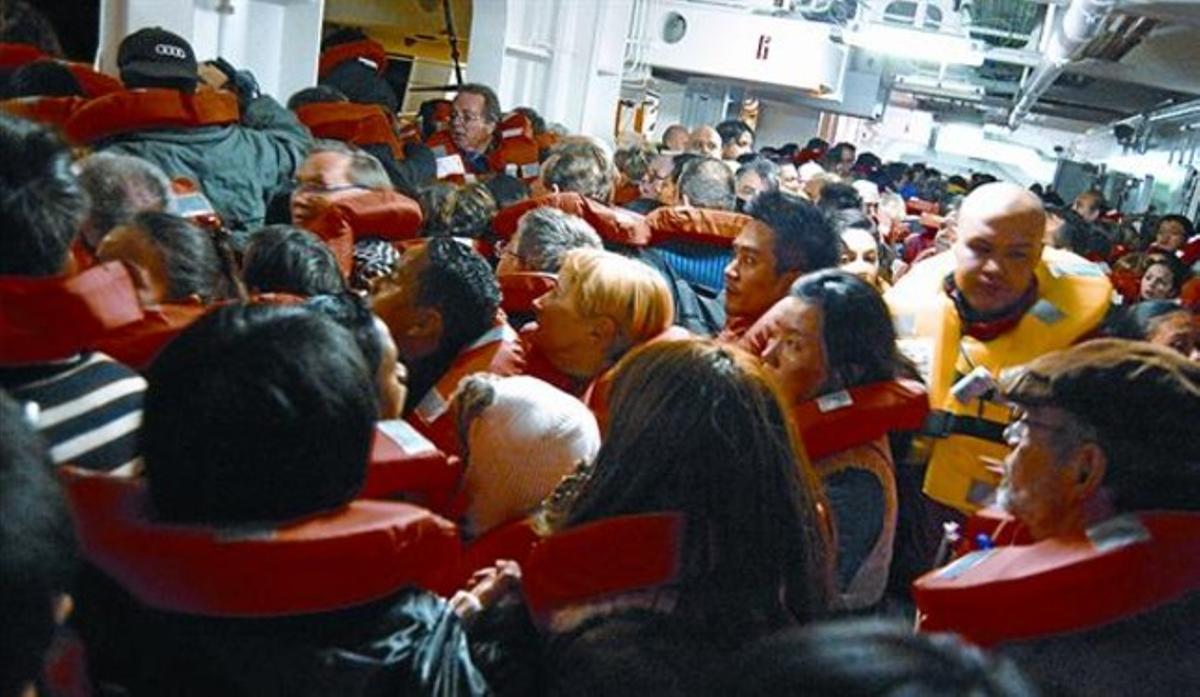 Aglomeracions per accedir als bots salvavides, al ’Costa Concordia’, dissabte a la nit. Aglomeracions per accedir als bots salvavides, al ’Costa Concordia’, dissabte a la nit.