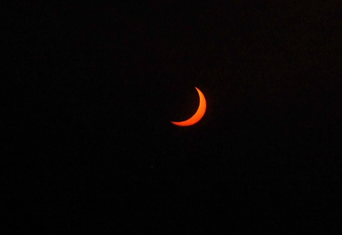 El eclipse de sol con la luna en retirada