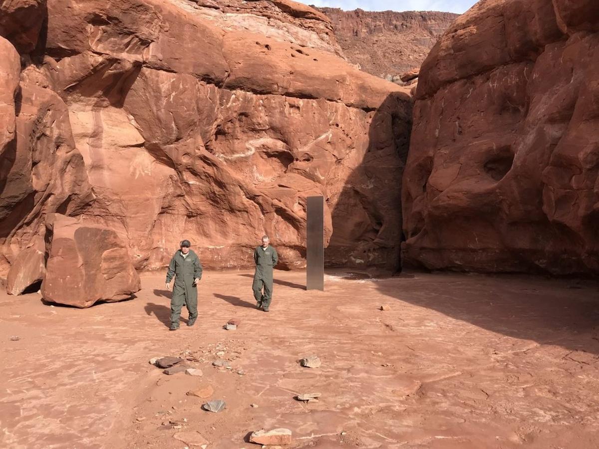 - (United States), 18/11/2020.- A handout photo made available by the Utah Department of Public Safety (DPS) shows wildlife officials inspecting a monolith discovered in southeastern Utah, USA, 18 November 2020 (issued 24 November 2020). According to a statement by DPS, Utah officials have discovered a monolith of unknown origin in the wild. (Estados Unidos) EFE/EPA/Utah Department of Public Safety HANDOUT HANDOUT EDITORIAL USE ONLY/NO SALES - (United States), 18/11/2020.- A handout photo made available by the Utah Department of Public Safety (DPS) shows wildlife officials inspecting a monolith discovered in southeastern Utah, USA, 18 November 2020 (issued 24 November 2020). According to a statement by DPS, Utah officials have discovered a monolith of unknown origin in the wild. (Estados Unidos) EFE/EPA/Utah Department of Public Safety HANDOUT HANDOUT EDITORIAL USE ONLY/NO SALES
