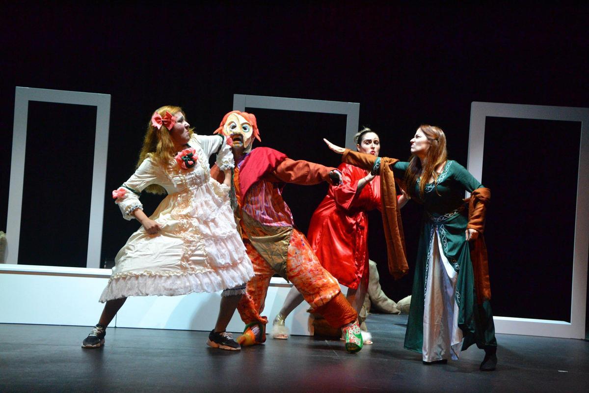 Un momento de la representación en Badajoz de la compañía ilicitana en el XXXIV Certamen Nacional de Teatro de Aceuchal