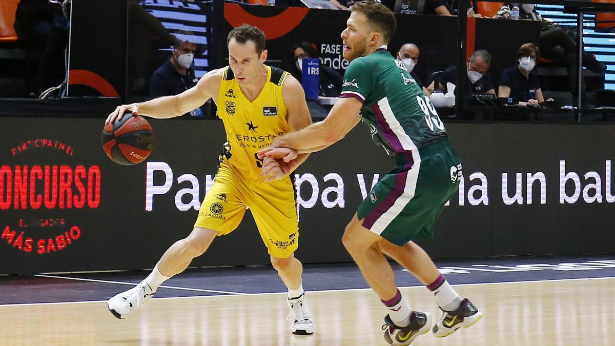 Huertas trata de superar a Mekel en el primer partido del Iberostar en la Fase Final.