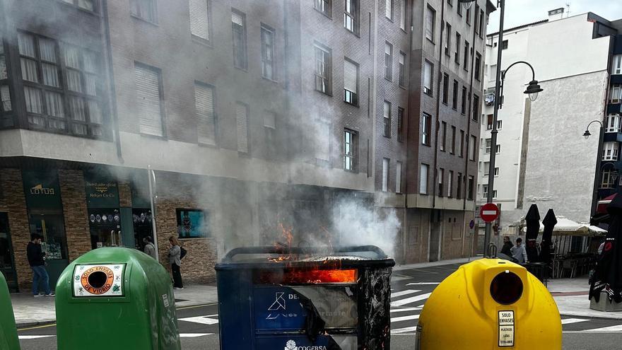 Alarma en Avilés por un contenedor en llamas frente a Factoría Cultural