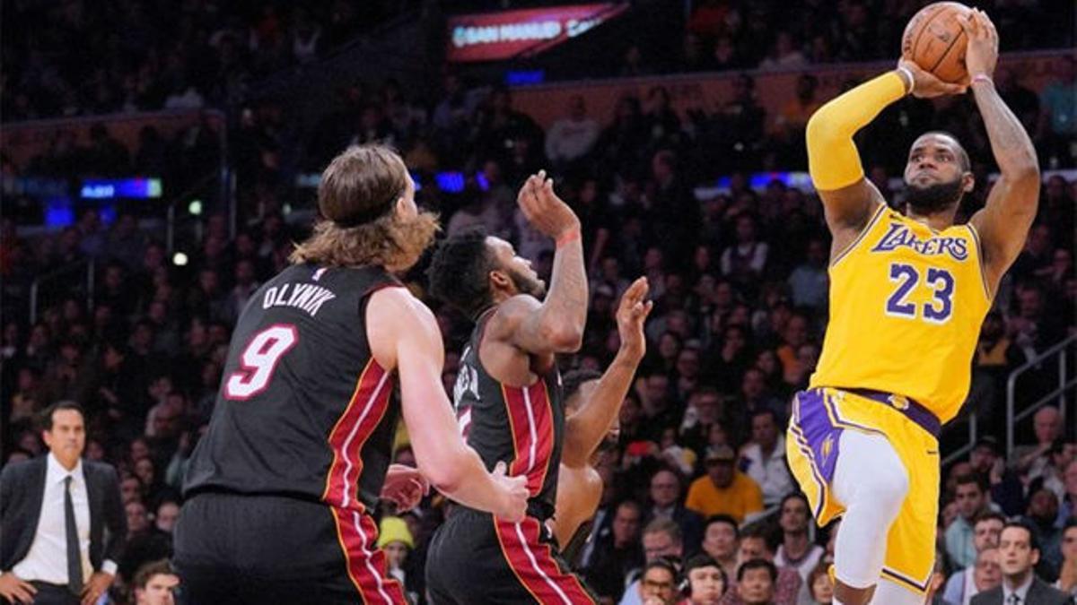 Espectacular jugada entre LeBron James y Lonzo