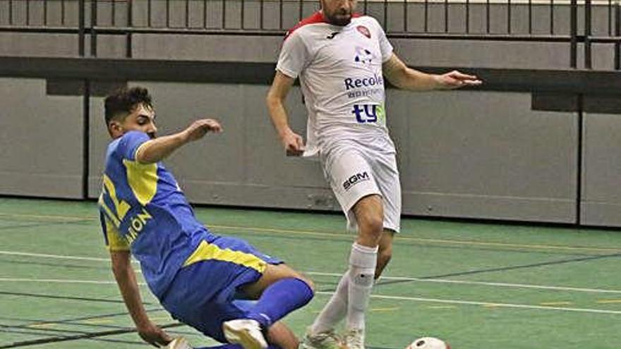 Un jugador del FS Zamora intenta mantener el esférico ante la entrada de un rival.