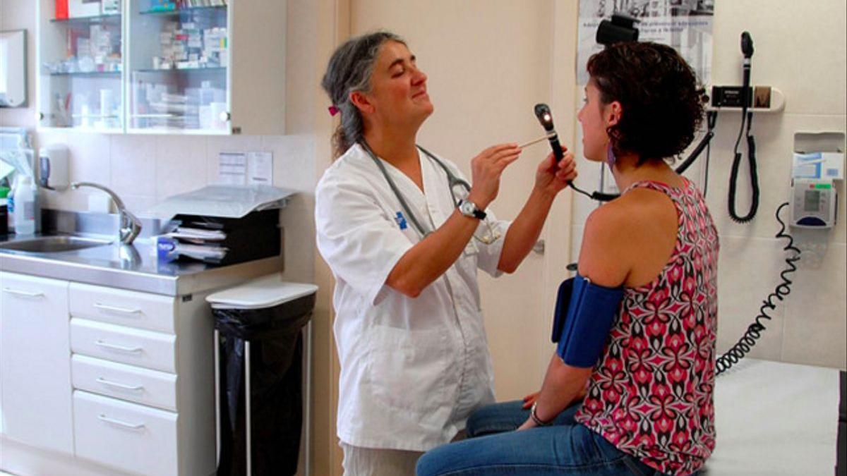 Una doctora realiza una revisión a una paciente en un centro de salud.