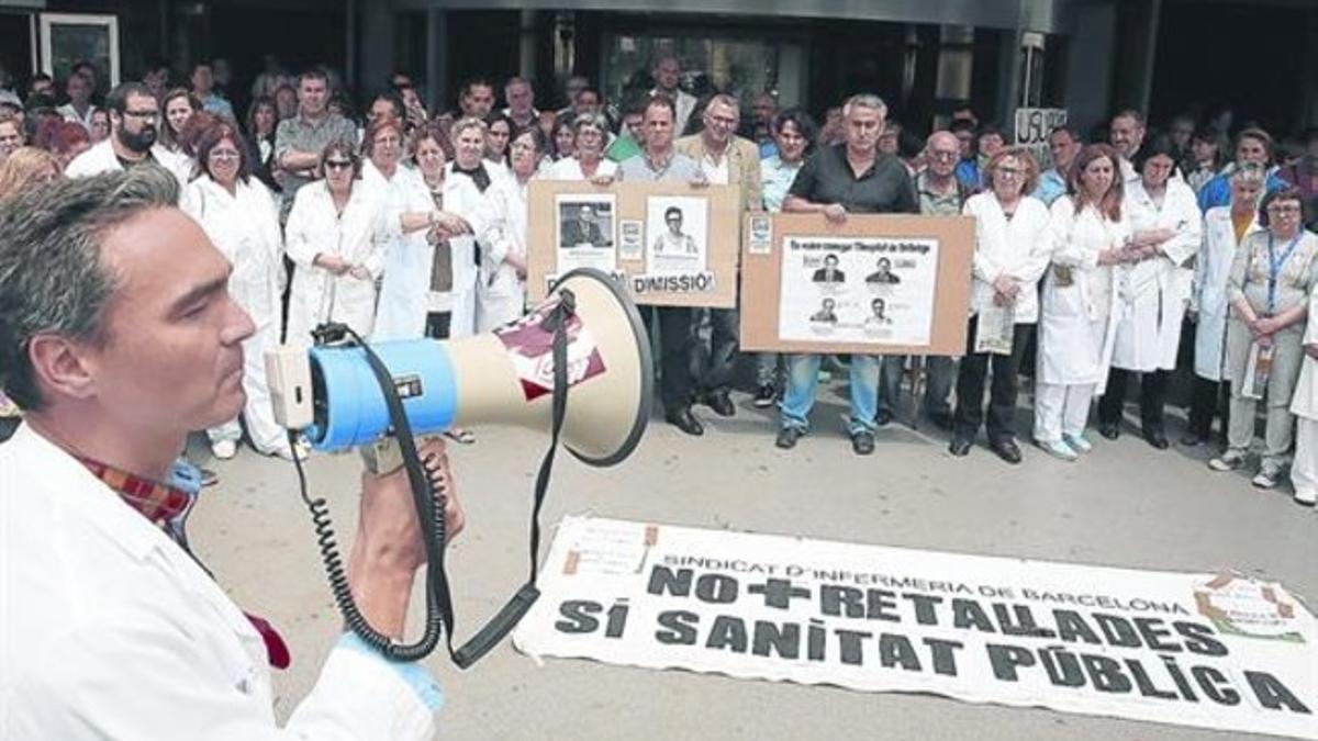 Médicos y enfermeras protestan a las puertas del hospital de Bellvitge contra los recortes de la Generalitat, en mayo pasado.