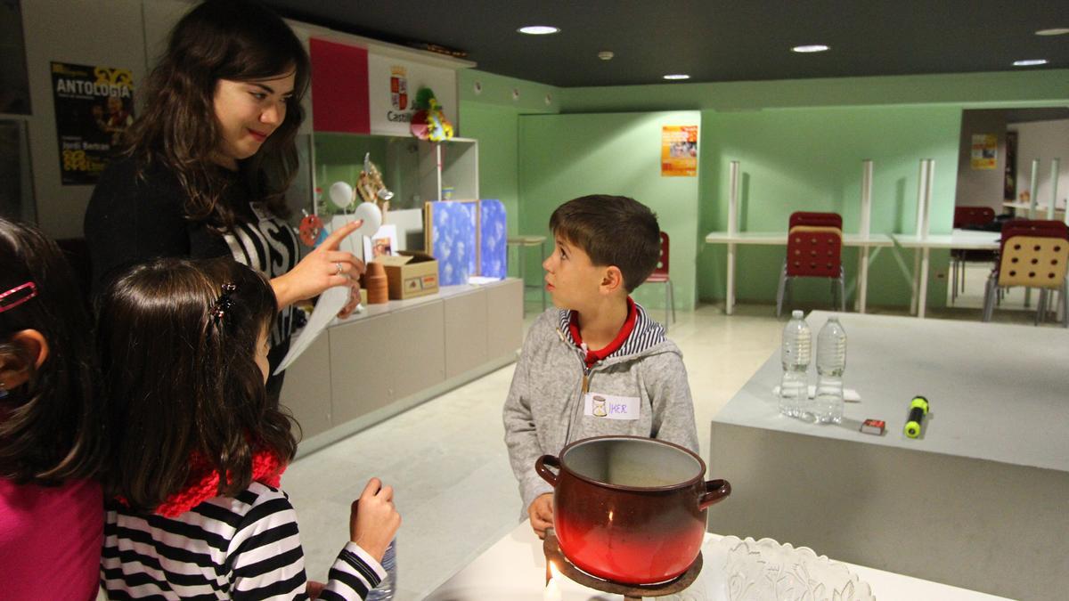 Asistentes a una actividad en una anterior Semana de la Ciencia en el Museo Etnográfico