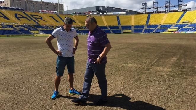 Setién y Ramírez supervisan el césped del Estadio de Gran Canaria
