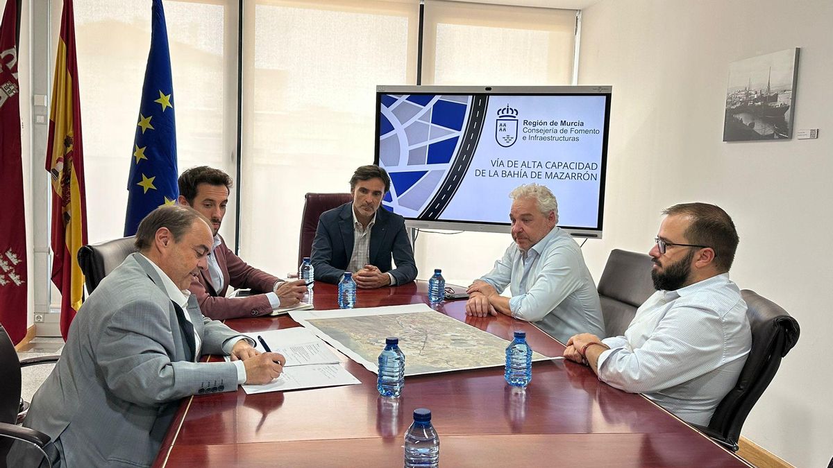 El consejero de Fomento e Infraestructuras, Jorge García Montoro, con el alcalde de Mazarrón, Ginés Campillo, durante una reunión técnica para abordar asuntos relacionados con las infraestructuras del municipio.