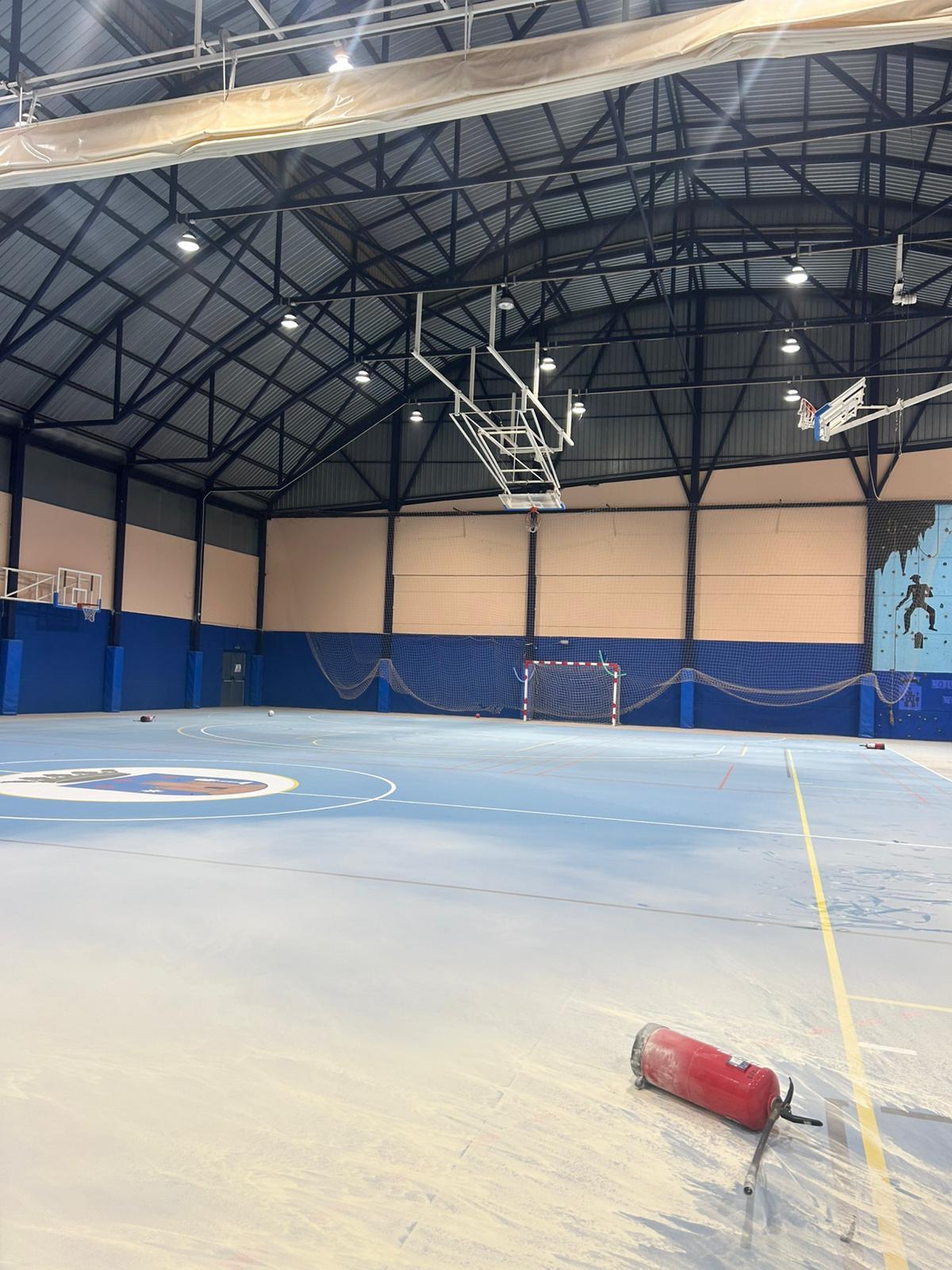 Los extintores fueron vaciados en la pista del polideportivo.