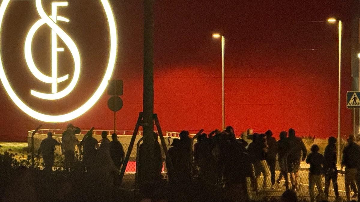 Aficionados del Sevilla fuerzan la entrada a la ciudad deportiva