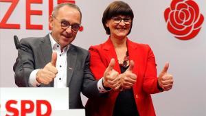 Norbert Walter-Borjans y Saskia Esken, tras ser ratificados al frente del SPD.