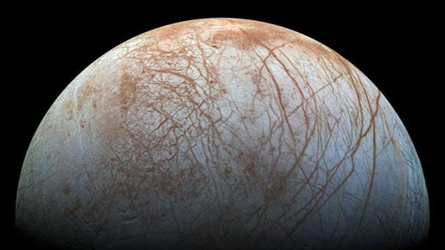 Europa, un satélite de Júpiter, tiene géiseres de vapor de agua