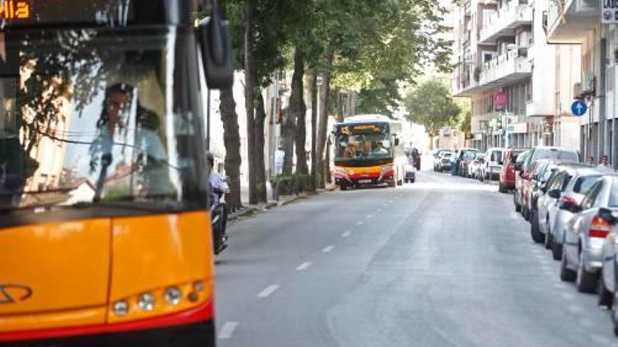 Autobusos, a l&#039;avinguda de Sant Narcís de Girona.