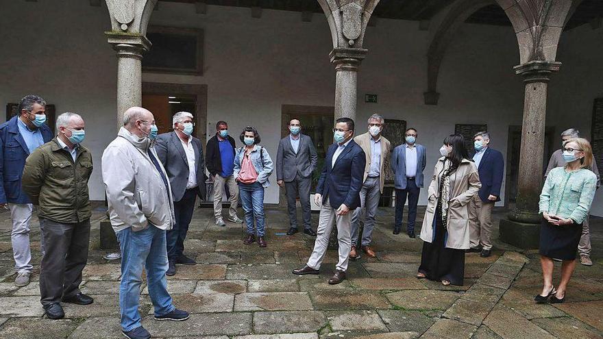 Participantes en la reunión de ayer del Consello Agrario, con González en el centro de la imagen.