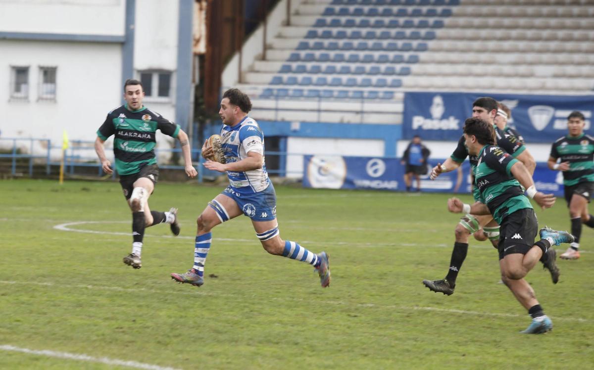 Un jugador del Pasek Belenos avanza con el oval durante un partido.