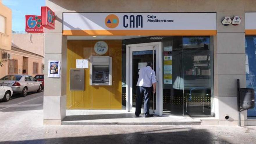 Un ladrón disfrazado la emprende a tiros tras asaltar la oficina  de la CAM de Benferri