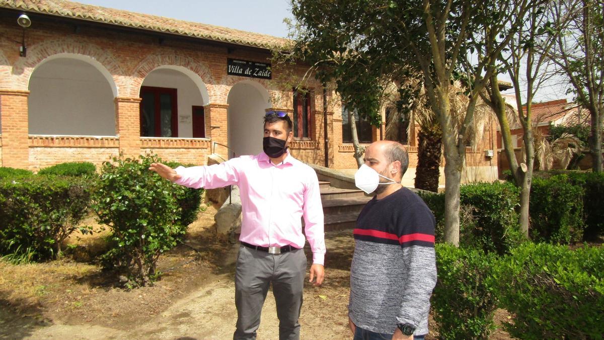 El alcalde, Óscar Marzo, junto al secretario de Organización del PSOE, Eduardo Folgado, visitan los trabajo de adecuación ambiental en el club Jubilado