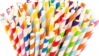 Las pajitas de papel contienen químicos tóxicos, según un estudio