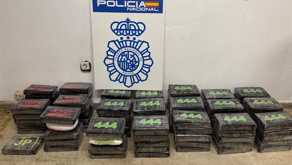 Policía Nacional incauta 110 kilos de cocaína en mochilas dentro de un contenedor aéreo con origen de Colombia.