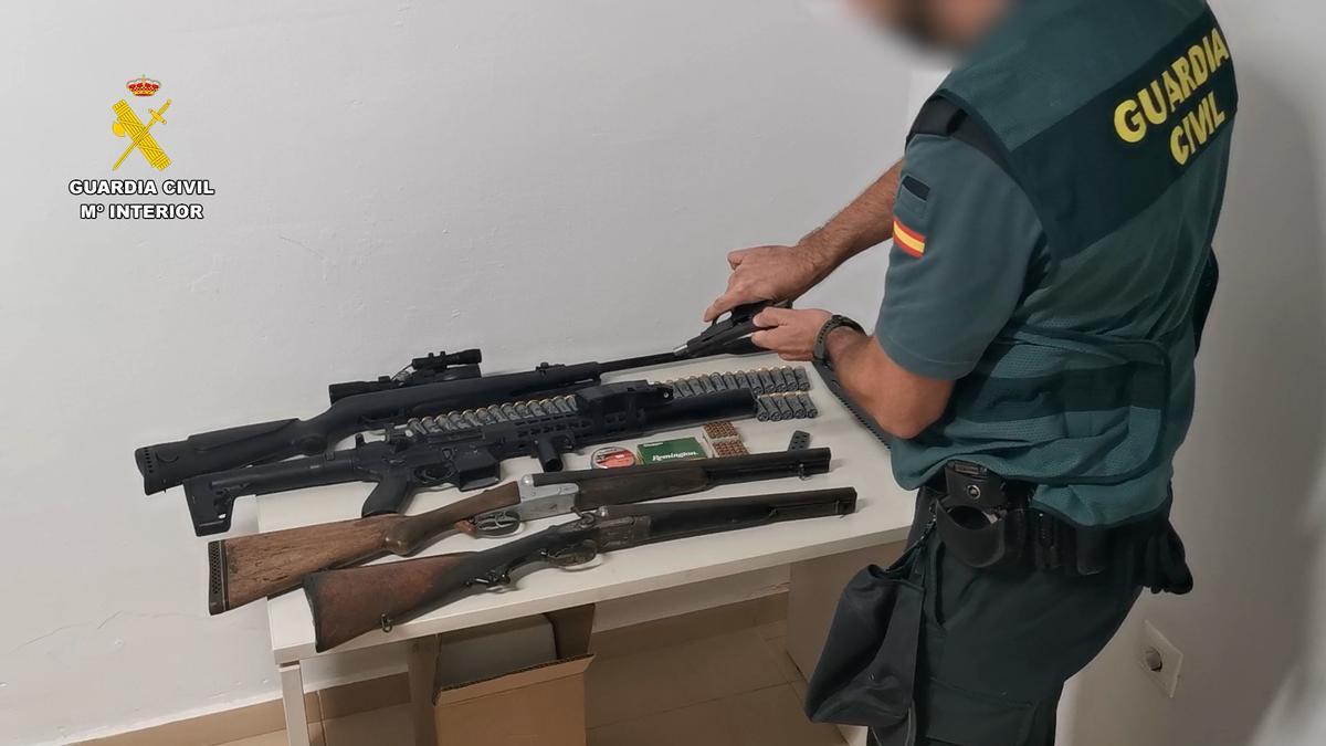 Un agente revisa las armas incautadas